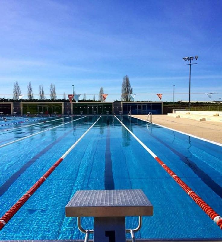 basketball players playing match